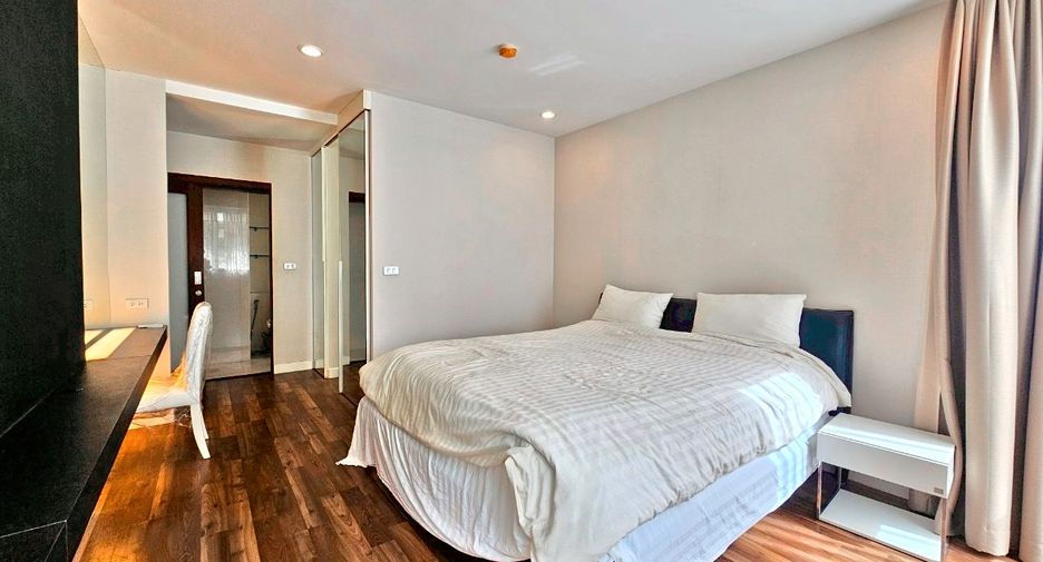 For rent 2 bedrooms condo in Pathum Wan, Bangkok