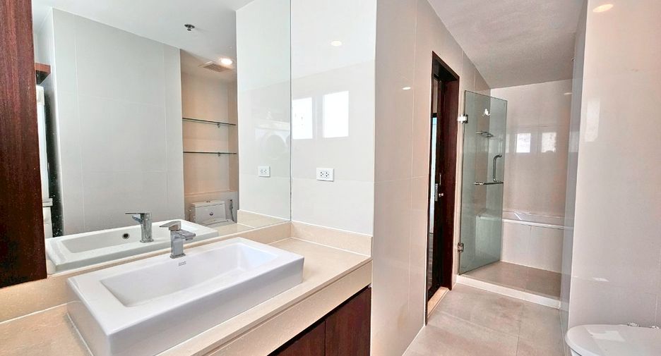 For rent 2 bedrooms condo in Pathum Wan, Bangkok