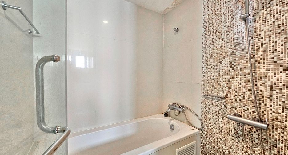 For rent 2 bedrooms condo in Pathum Wan, Bangkok