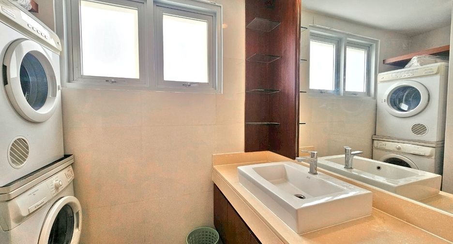 For rent 2 bedrooms condo in Pathum Wan, Bangkok