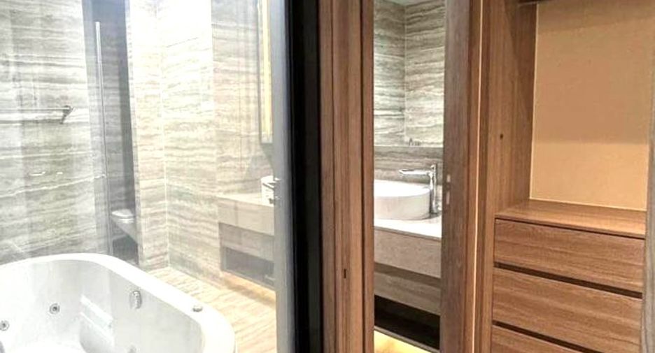For rent 3 bedrooms condo in Khlong Toei, Bangkok