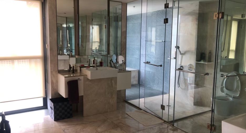 For rent 4 bedrooms condo in Sathon, Bangkok