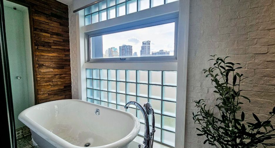 For rent 4 bedrooms condo in Watthana, Bangkok