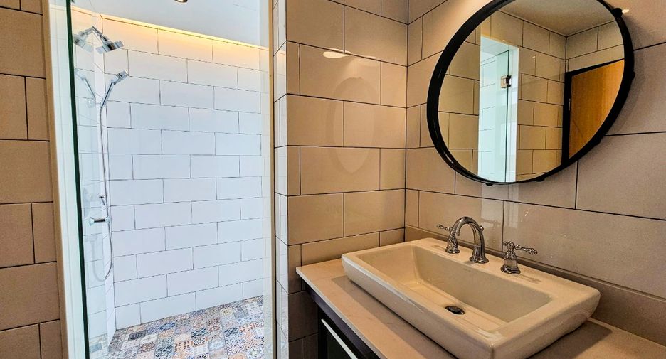 For rent 4 bedrooms condo in Watthana, Bangkok