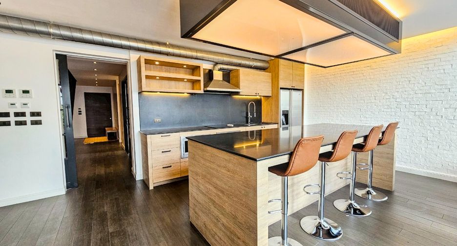For rent 4 bedrooms condo in Watthana, Bangkok