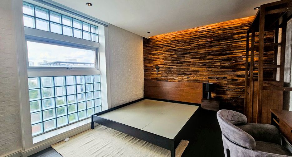 For rent 4 bedrooms condo in Watthana, Bangkok