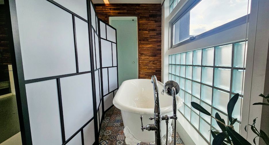 For rent 4 bedrooms condo in Watthana, Bangkok