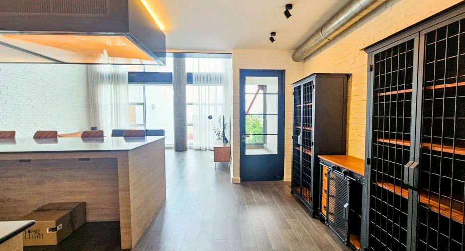 For rent 4 bedrooms condo in Watthana, Bangkok