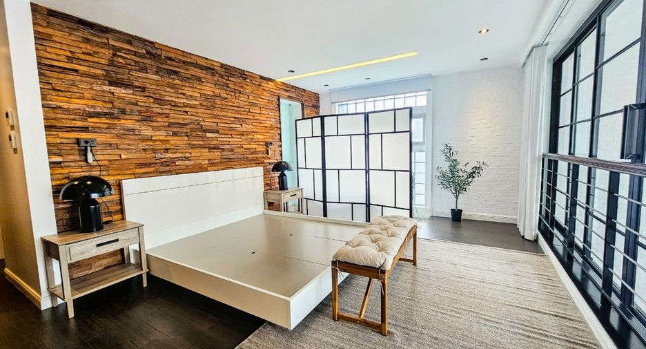 For rent 4 bedrooms condo in Watthana, Bangkok
