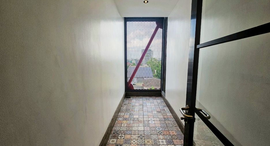 For rent 4 bedrooms condo in Watthana, Bangkok