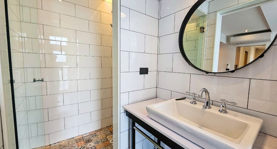 For rent 4 bedrooms condo in Watthana, Bangkok