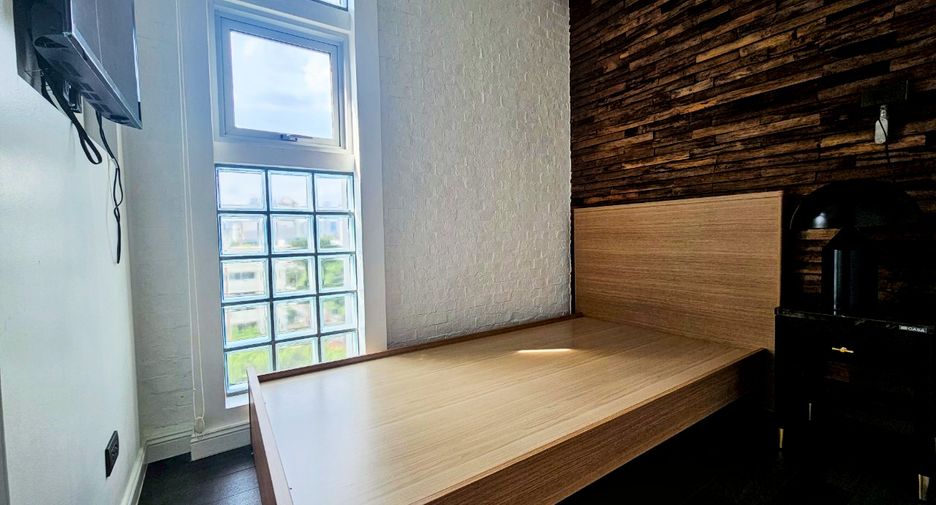 For rent 4 bedrooms condo in Watthana, Bangkok
