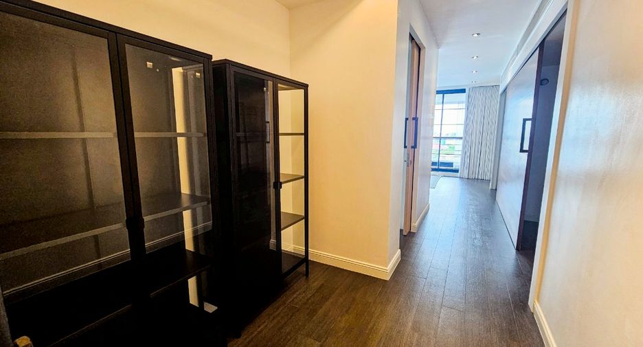 For rent 4 bedrooms condo in Watthana, Bangkok