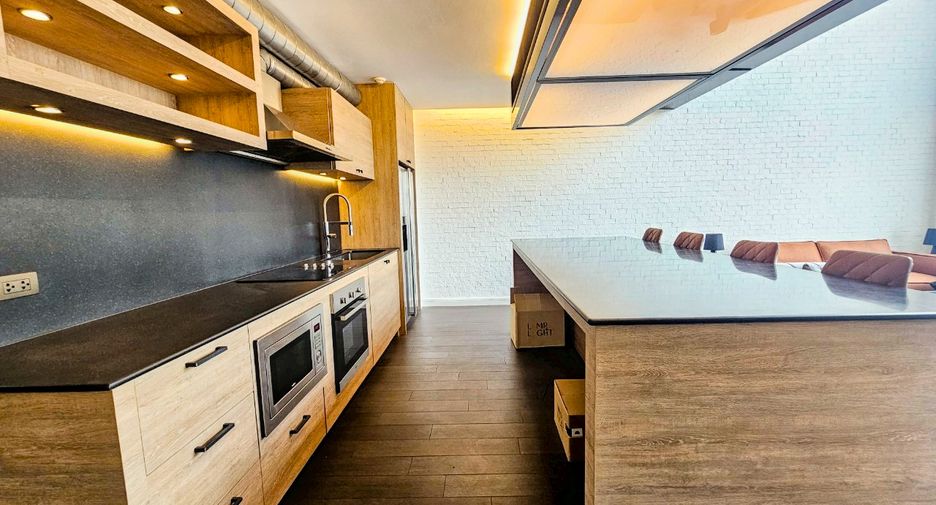 For rent 4 bedrooms condo in Watthana, Bangkok