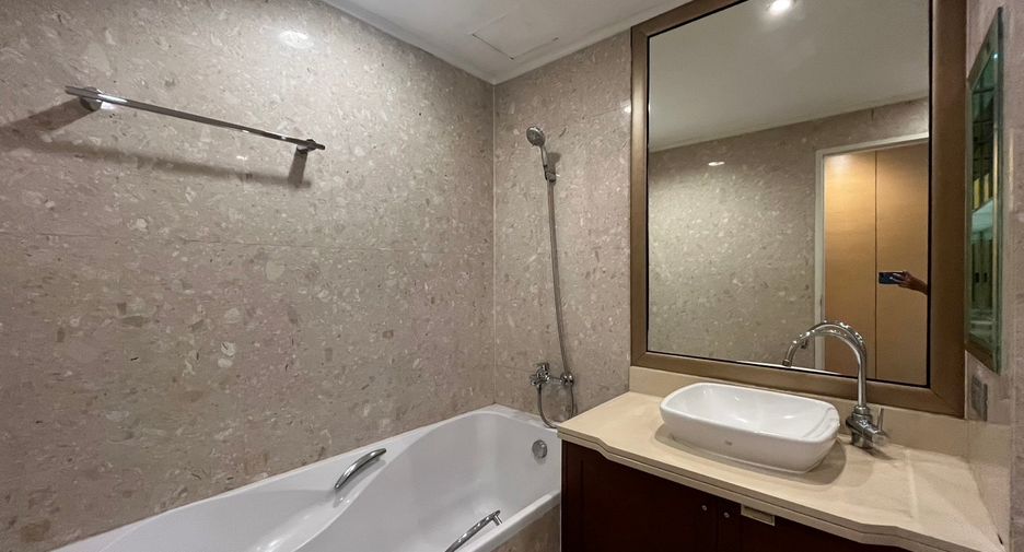 For rent 2 ベッドルーム condo in Pathum Wan, Bangkok