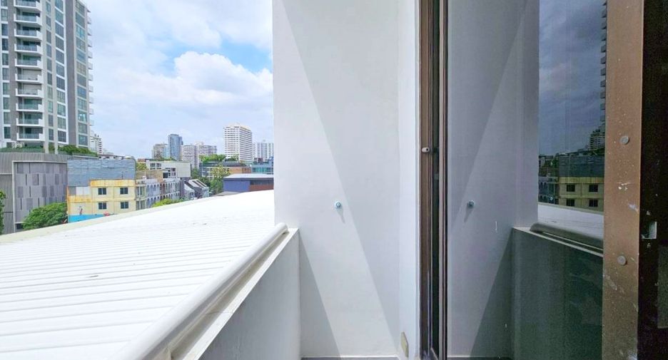 Wohnung zur Miete mit Studio in Khlong Toei, Bangkok