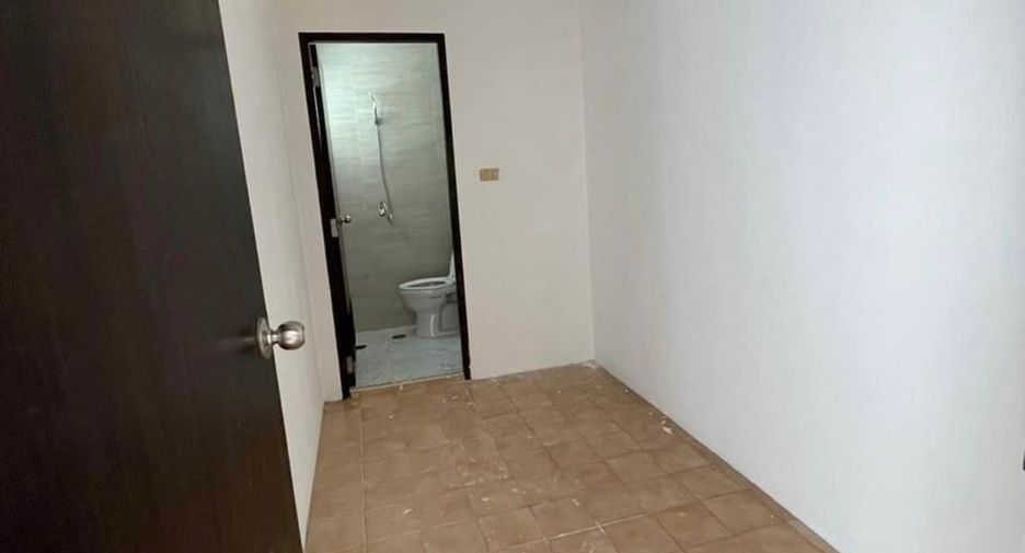 For rent 3 bedrooms condo in Sathon, Bangkok