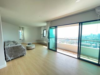 For rent 3 bedrooms condo in Sathon, Bangkok