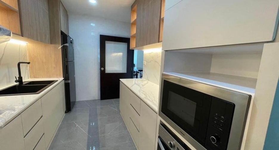 For rent 3 bedrooms condo in Sathon, Bangkok