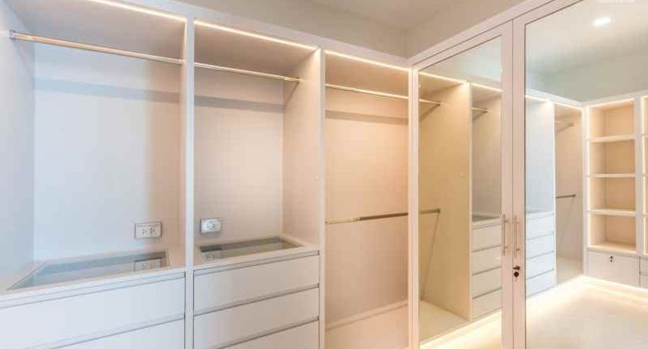 For rent 3 bedrooms condo in Khlong Toei, Bangkok