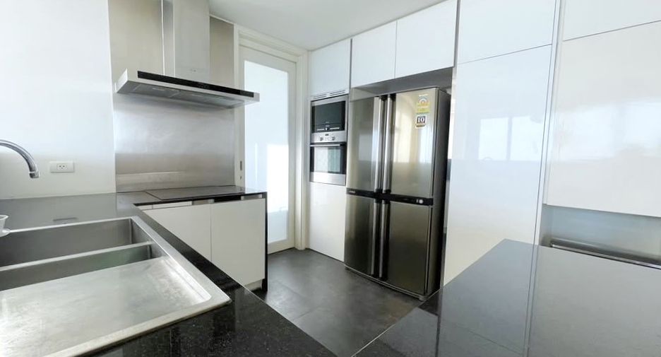 For rent 3 bedrooms condo in Yan Nawa, Bangkok