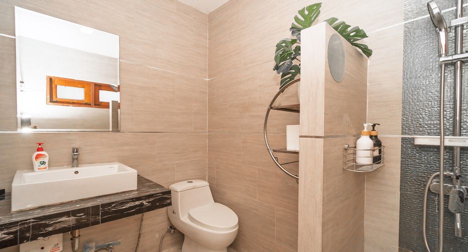 For rent 5 bedrooms townhouse in Khlong Toei, Bangkok