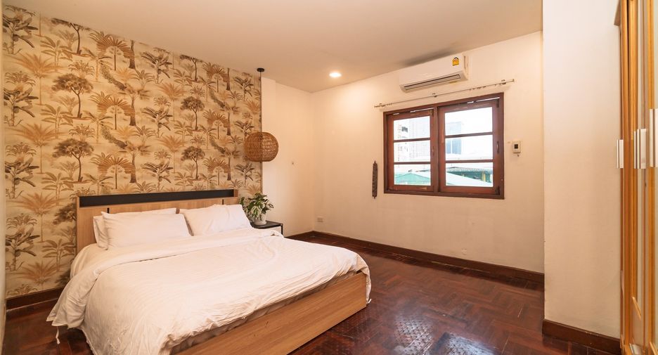 For rent 5 bedrooms townhouse in Khlong Toei, Bangkok