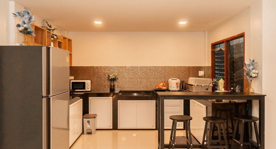 For rent 5 bedrooms townhouse in Khlong Toei, Bangkok