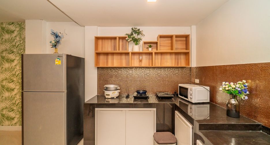 For rent 5 bedrooms townhouse in Khlong Toei, Bangkok