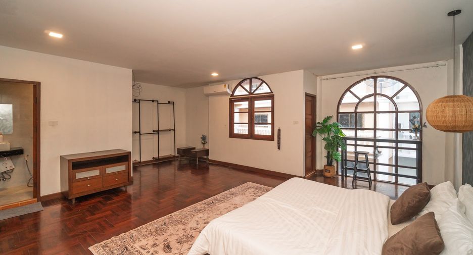 For rent 5 bedrooms townhouse in Khlong Toei, Bangkok