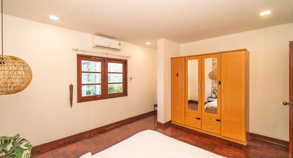 For rent 5 bedrooms townhouse in Khlong Toei, Bangkok