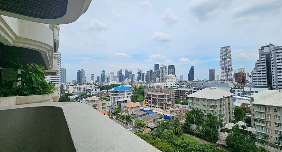 For rent 4 bedrooms condo in Watthana, Bangkok