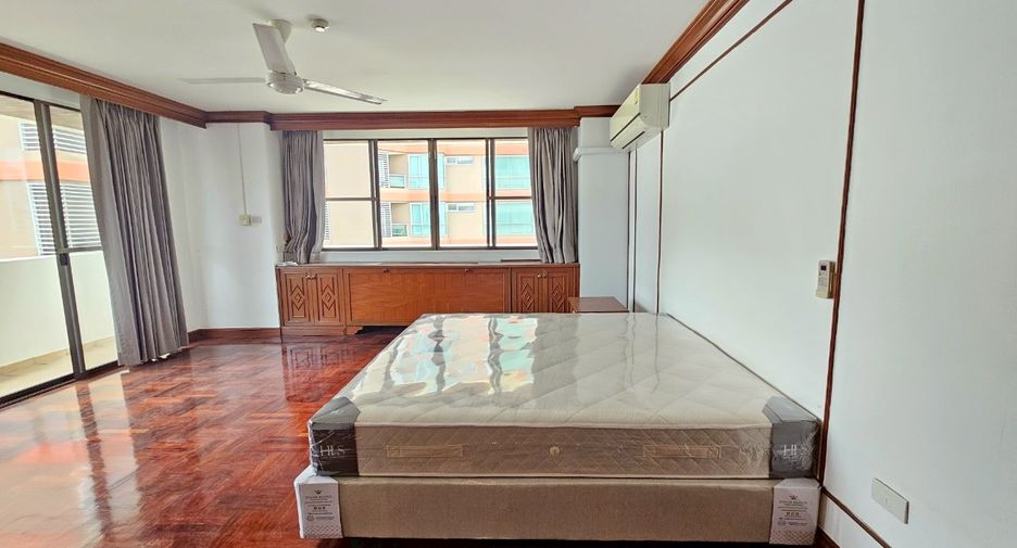 For rent 4 bedrooms condo in Watthana, Bangkok