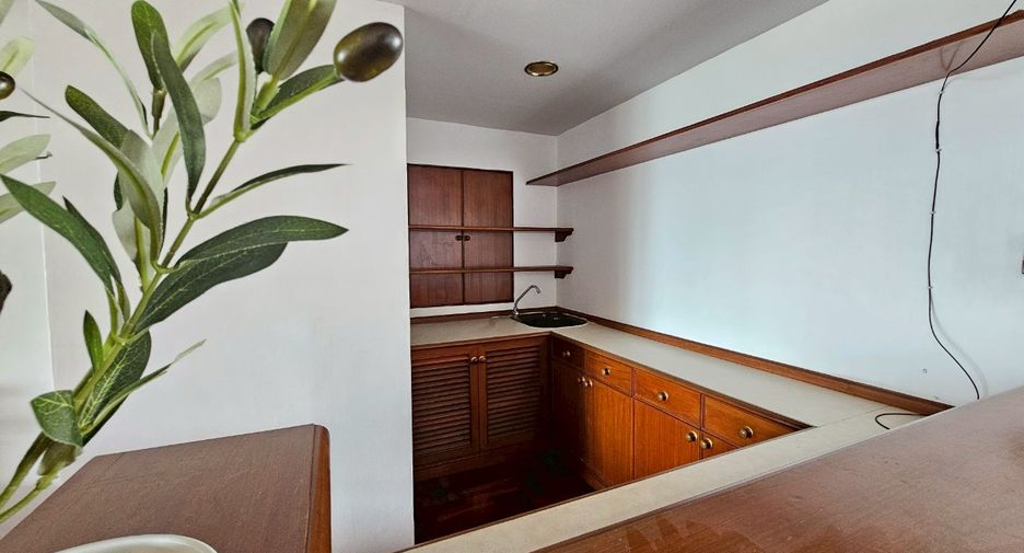 For rent 4 bedrooms condo in Watthana, Bangkok