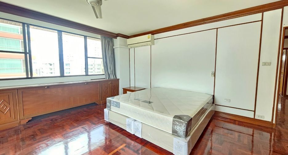 For rent 4 bedrooms condo in Watthana, Bangkok