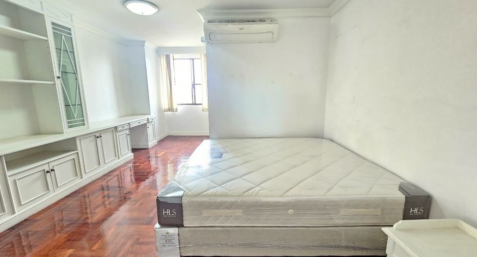 For rent 4 bedrooms condo in Watthana, Bangkok