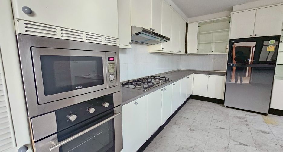 For rent 4 bedrooms condo in Watthana, Bangkok