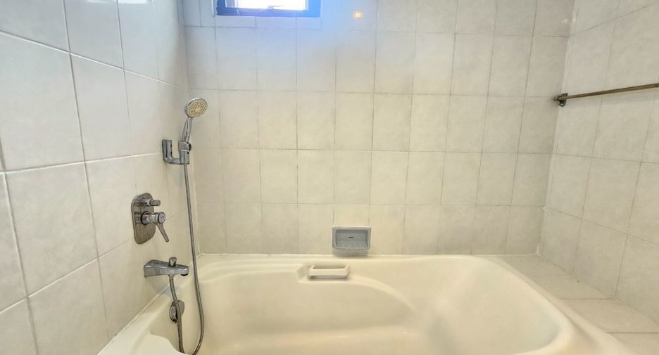 For rent 4 bedrooms condo in Watthana, Bangkok