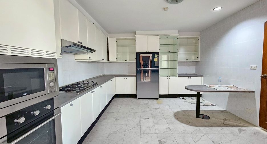 For rent 4 bedrooms condo in Watthana, Bangkok