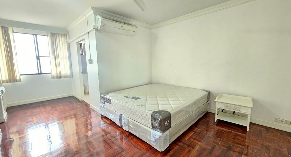 For rent 4 bedrooms condo in Watthana, Bangkok