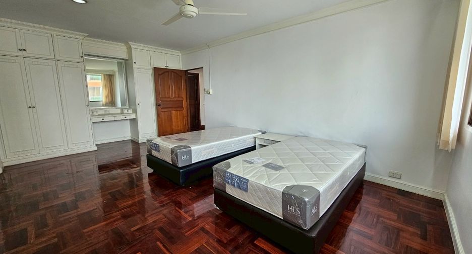 For rent 4 bedrooms condo in Watthana, Bangkok