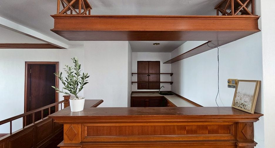 For rent 4 bedrooms condo in Watthana, Bangkok