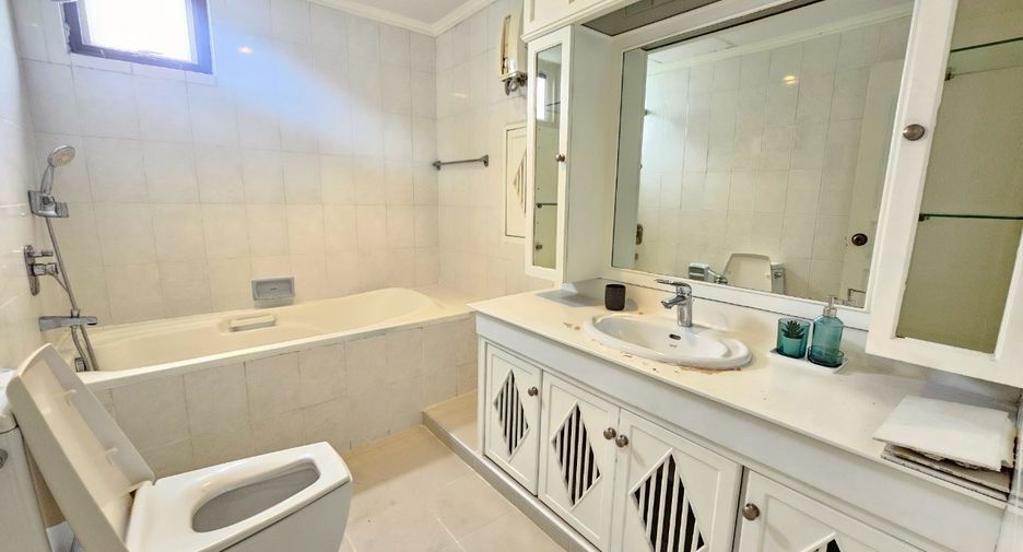 For rent 4 bedrooms condo in Watthana, Bangkok