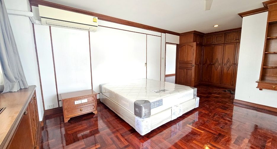 For rent 4 bedrooms condo in Watthana, Bangkok