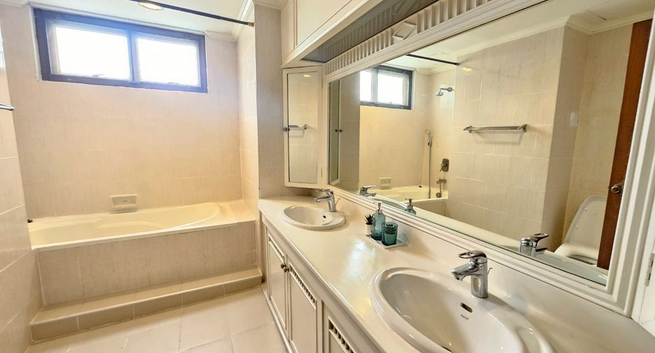 For rent 4 bedrooms condo in Watthana, Bangkok