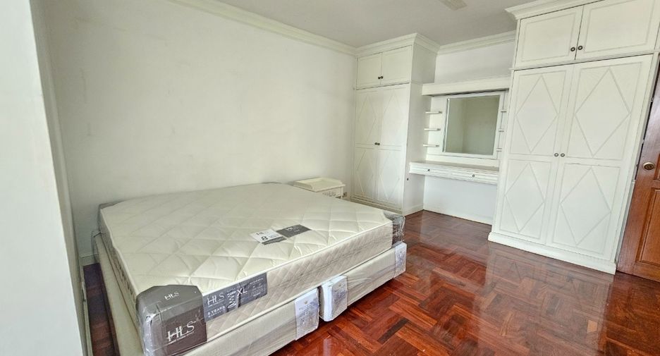 For rent 4 bedrooms condo in Watthana, Bangkok