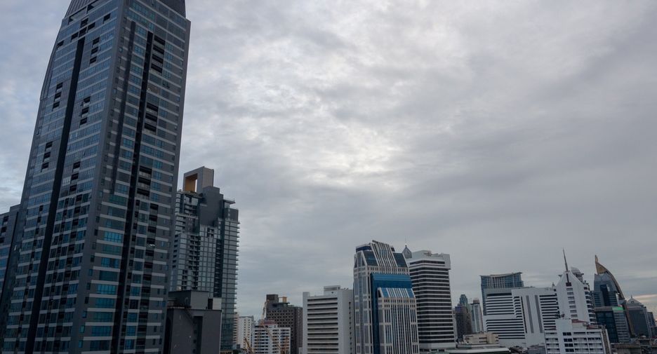 Condo en alquiler y en venta de 4 habitaciones en Watthana, Bangkok