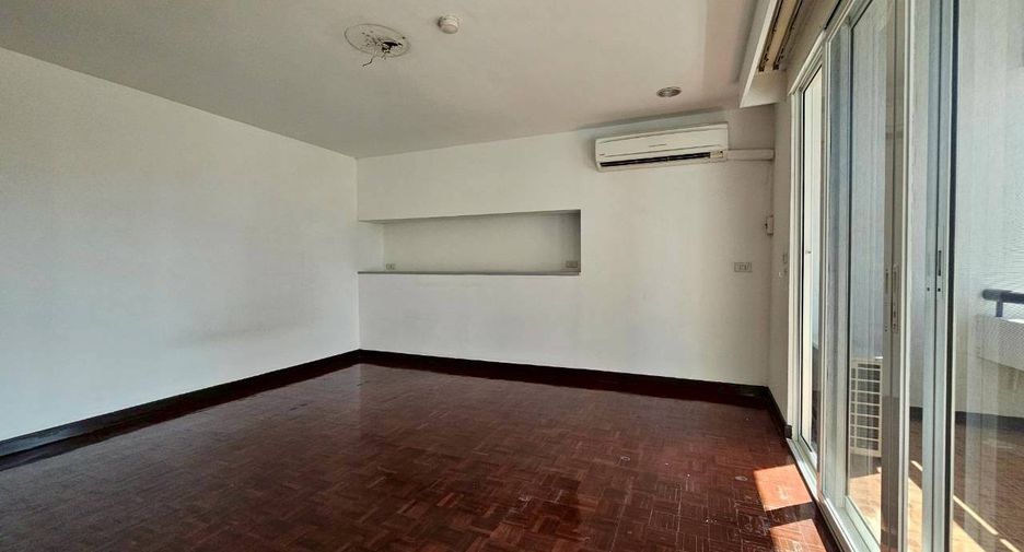 For rent 3 bedrooms condo in Watthana, Bangkok