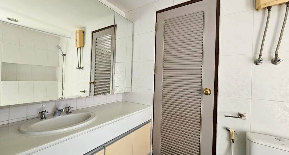 For rent 3 bedrooms condo in Watthana, Bangkok