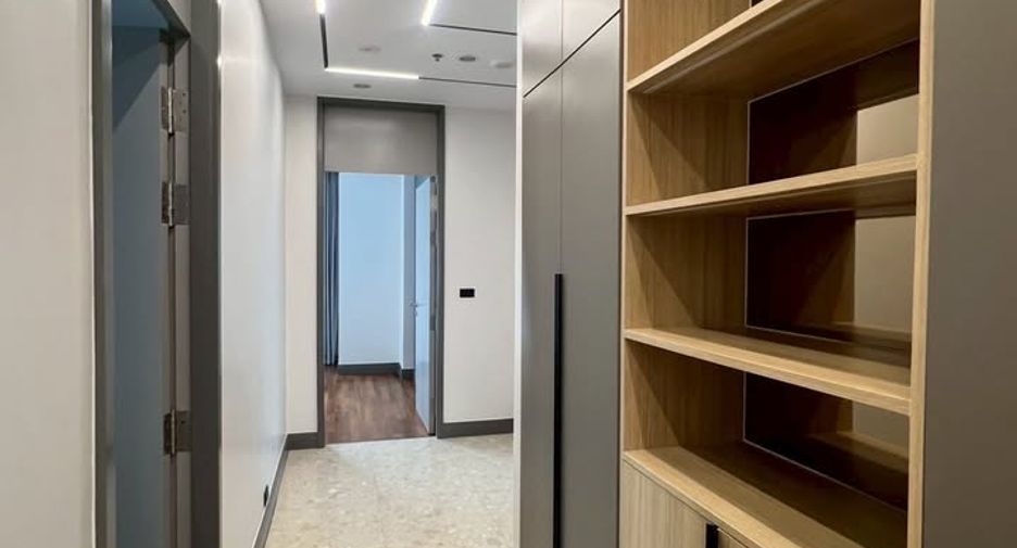 For rent 3 bedrooms condo in Pathum Wan, Bangkok